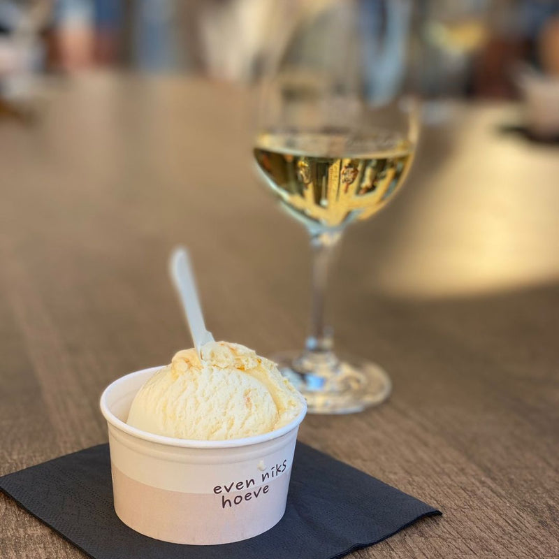 Ijs in bakje en glas bubbels