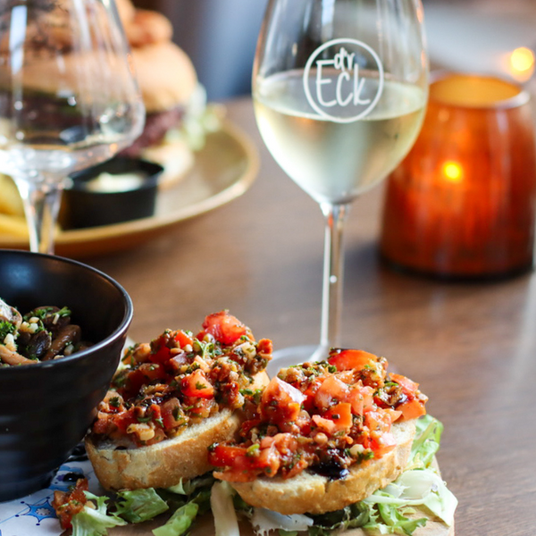 bruchetta met tomaten en een glas wijn