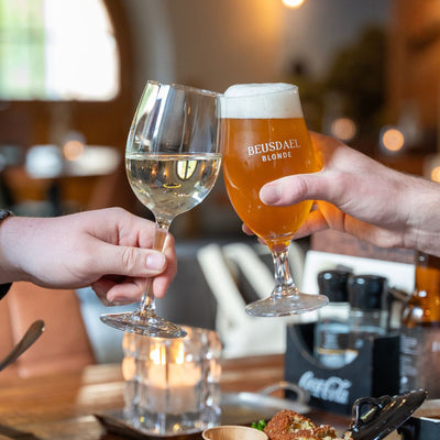 Bier en wijn proosten