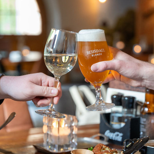 Bier en wijn proosten