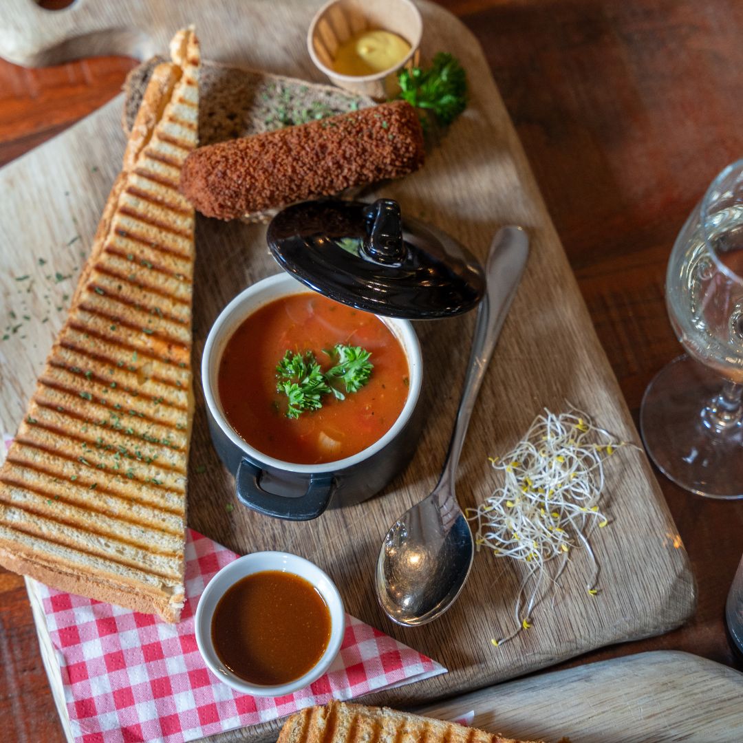 Lunch Le Soigneur (soep, mega tosti en kroket op brood)