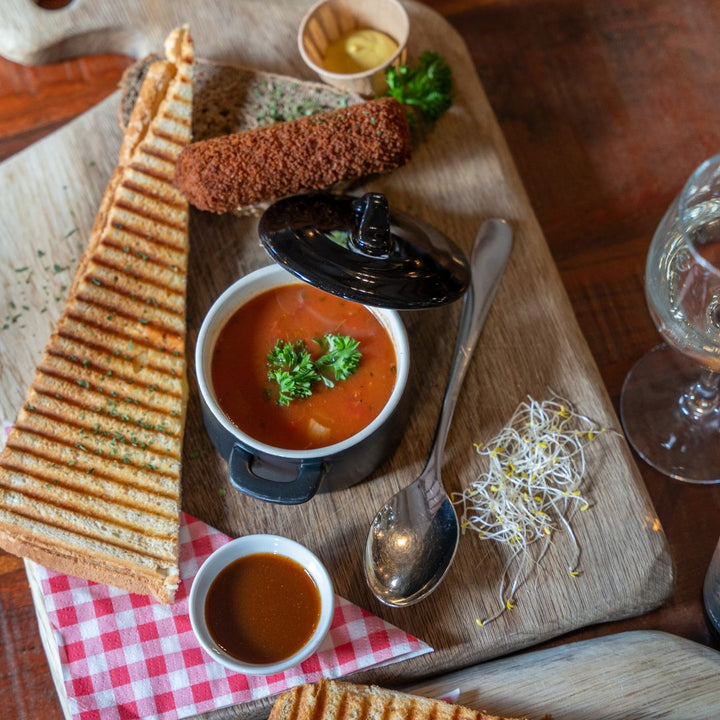 Lunch Le Soigneur (soep, mega tosti en kroket op brood)