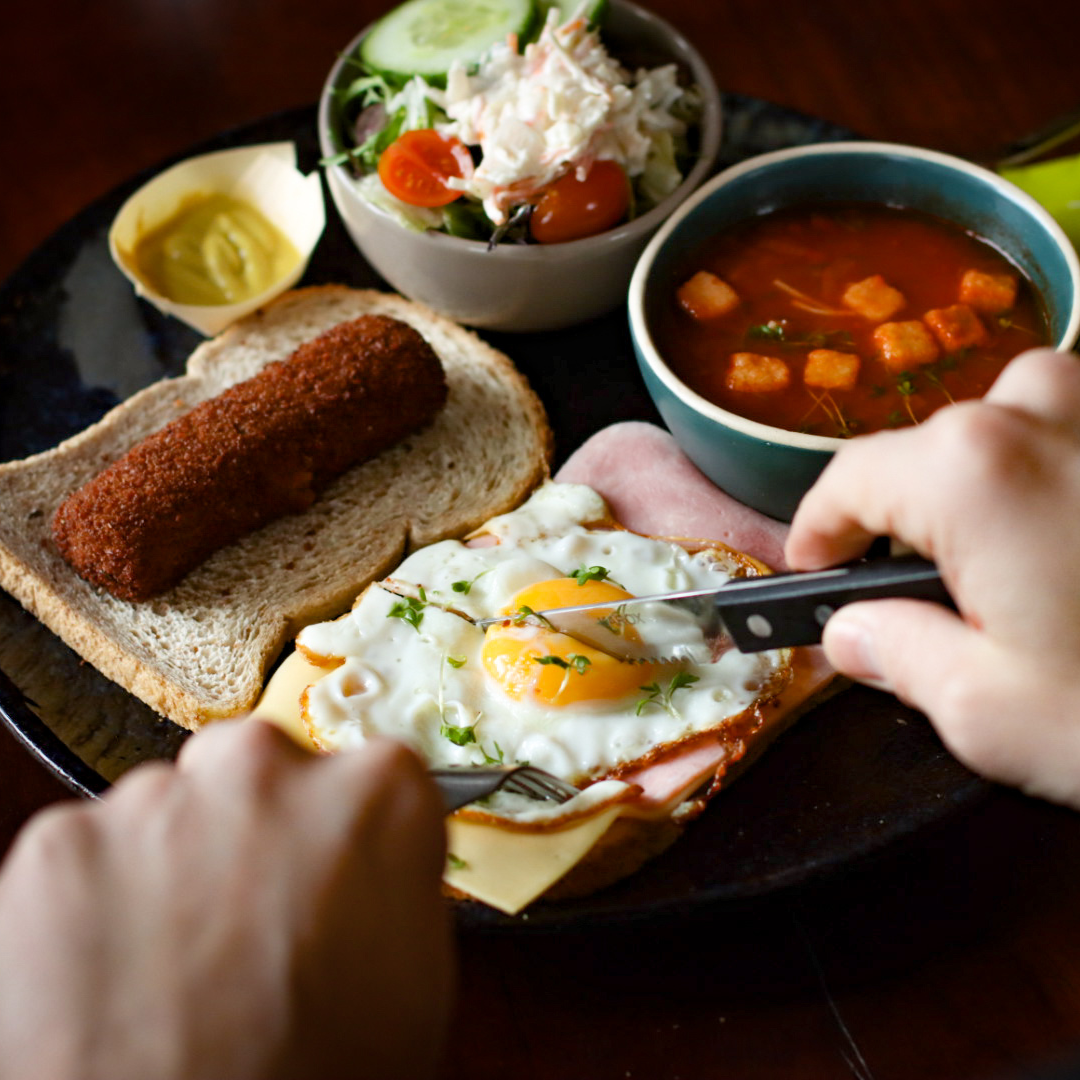 12-uurtje met soep, salade, uitsmijter en kroket