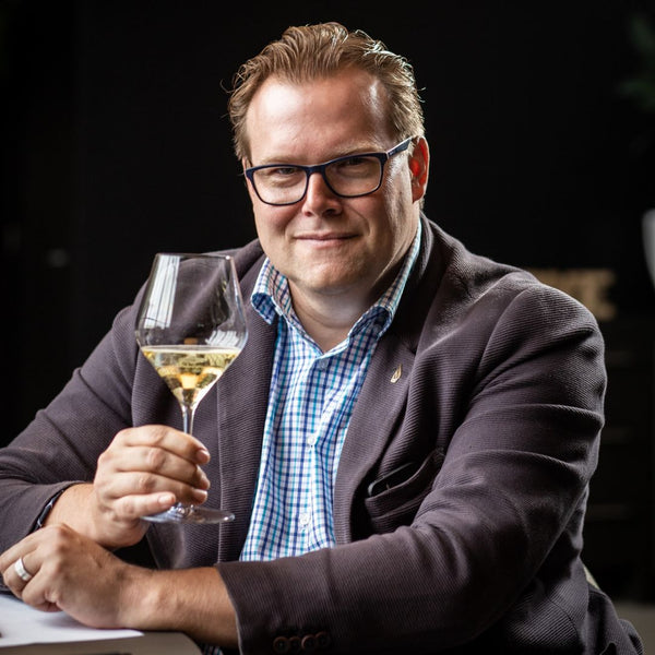 Weinakademiker Mario Tertschnig heft het wijnglas