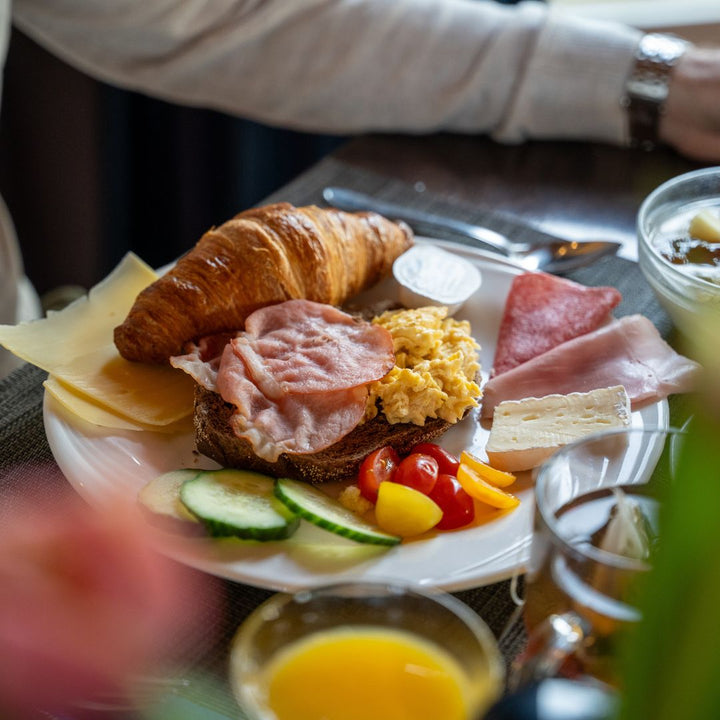 Luxe ontbijtbuffet bij Hotel de Abdij van Horn