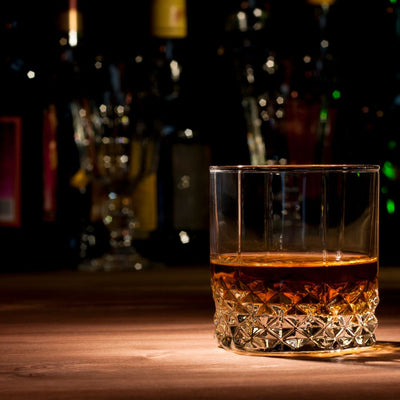 glas rum op de bar