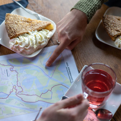 Vlaai met thee en routekaart