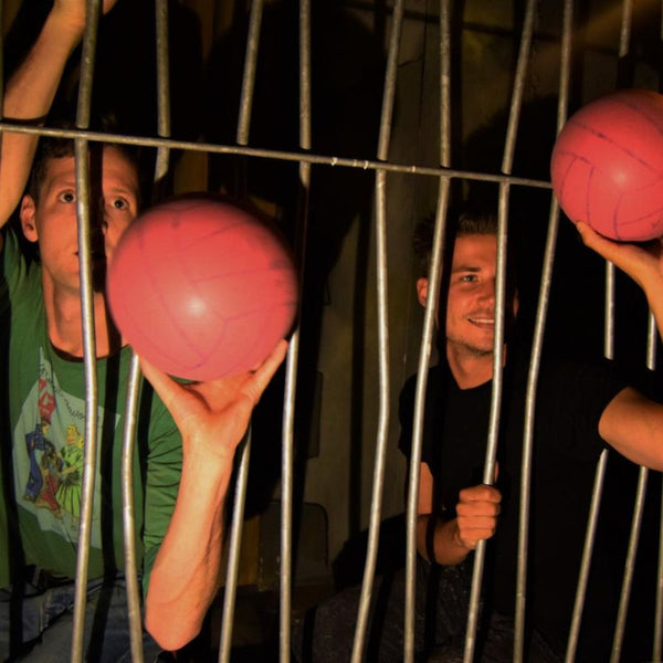 duo speelt the temple challenge met ballen