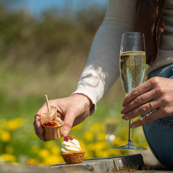 wijn met hapjes tijdens de wijnwandeling in fromberg