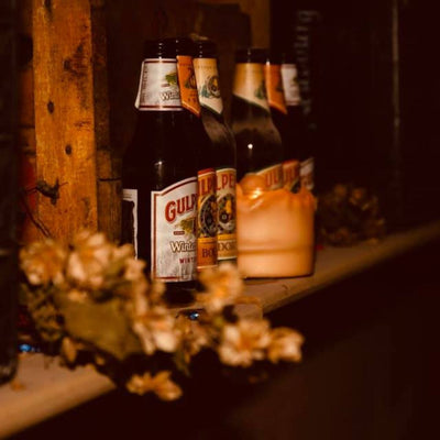 Vintage bierproeverij in de gewelfde kelders van de Gulpener Bierbrouwerij