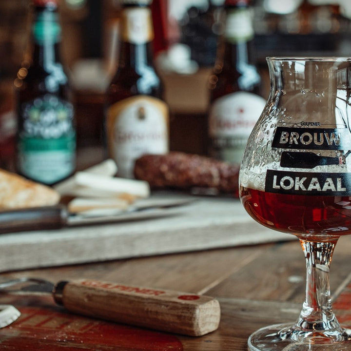 Vintage bierproeverij in de gewelfde kelders van de Gulpener Bierbrouwerij