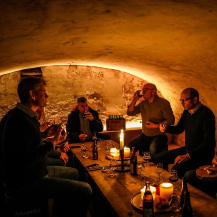 Vintage bierproeverij in de gewelfde kelders van de Gulpener Bierbrouwerij